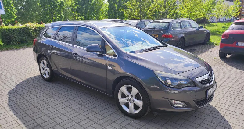 Opel Astra cena 26500 przebieg: 180800, rok produkcji 2012 z Wrocław małe 137